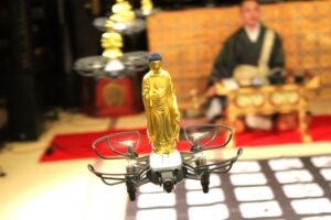 Tượng Phật phát sáng trên drone bay trong chánh điện chùa Ryuganji giữa nghi lễ Phật giáo