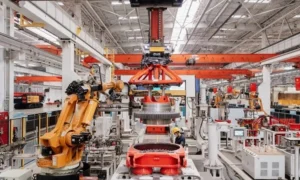 Cánh tay robot công nghiệp lắp ráp bộ phận cơ khí hạng nặng trong nhà máy thông minh