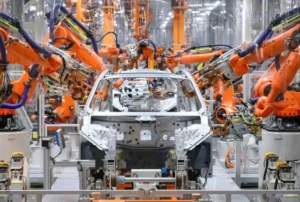 Dàn robot công nghiệp lắp ráp thân xe ôtô trên dây chuyền sản xuất linh hoạt