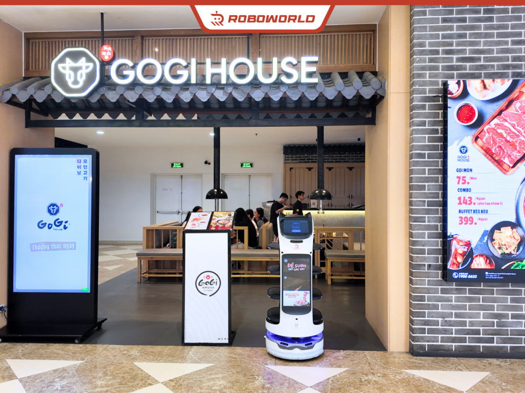 Robot phục vụ BellaBot Pro đứng trước cửa nhà hàng Gogi House – chuỗi thịt nướng Hàn Quốc của Golden Gate
