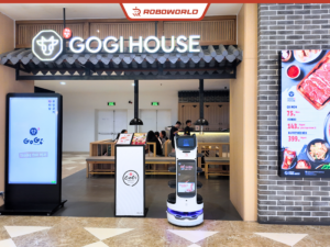 Robot phục vụ BellaBot Pro đứng trước cửa nhà hàng Gogi House – chuỗi thịt nướng Hàn Quốc của Golden Gate