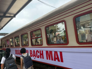 Đoàn tàu Bạch Mai tại ga, đưa đón nhân viên y tế giữa Hà Nội và Ninh Bình