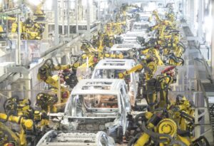 Dây chuyền robot công nghiệp lắp ráp ôtô hàng loạt trong nhà máy thông minh tại Trung Quốc