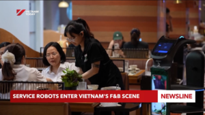Nhân viên và robot phục vụ phối hợp phục vụ khách