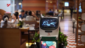 Cận cảnh robot phục vụ BellaBot Pro trong nhà hàng