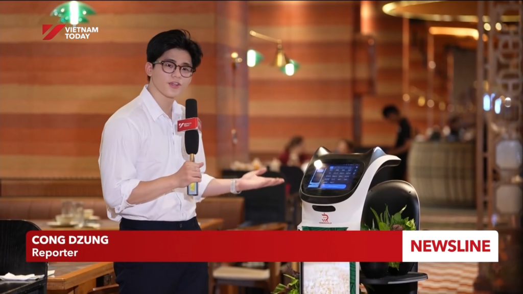 Phóng viên Vietnam Today trải nghiệm robot phục vụ tại nhà hàng