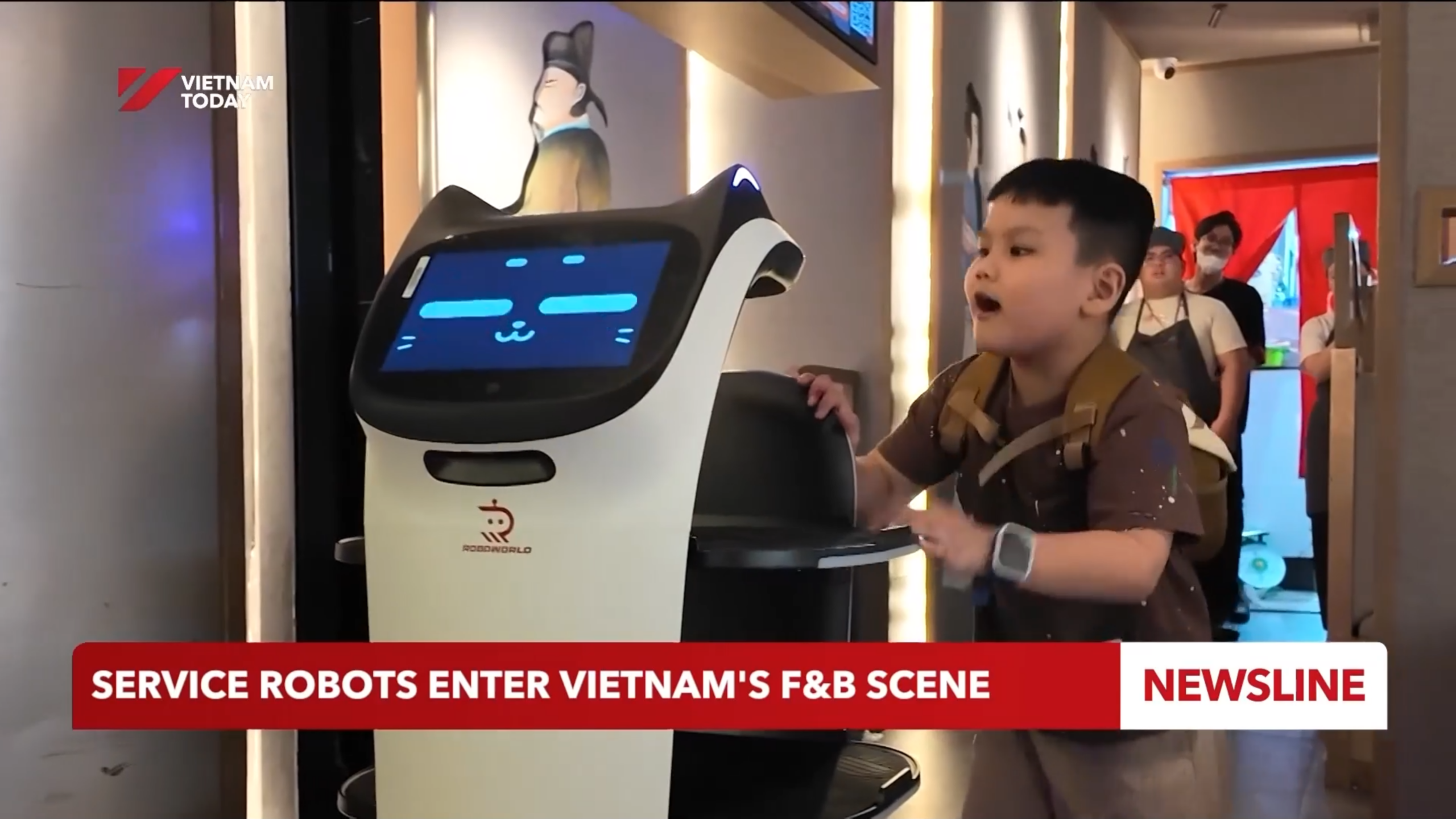 Thực khách nhí thích thú với robot phục vụ nhà hàng của Roboworld