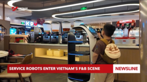 Trẻ em tương tác với robot phục vụ tại quầy nước