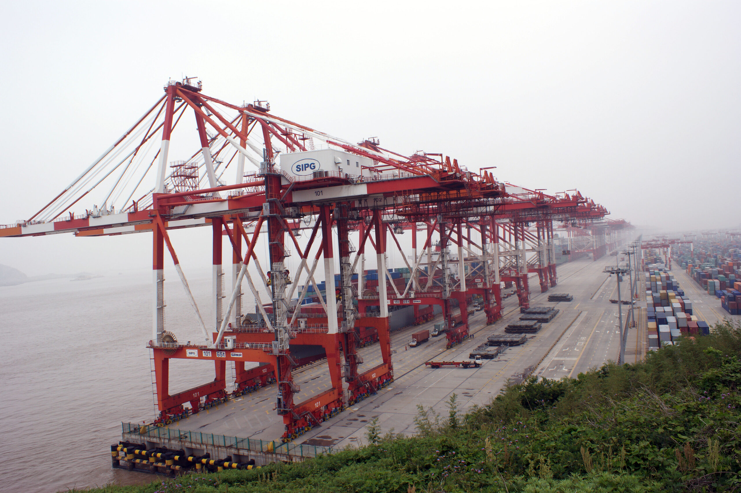 Cảng container áp dụng giao thông tự động với cần cẩu điều khiển bằng máy tính
