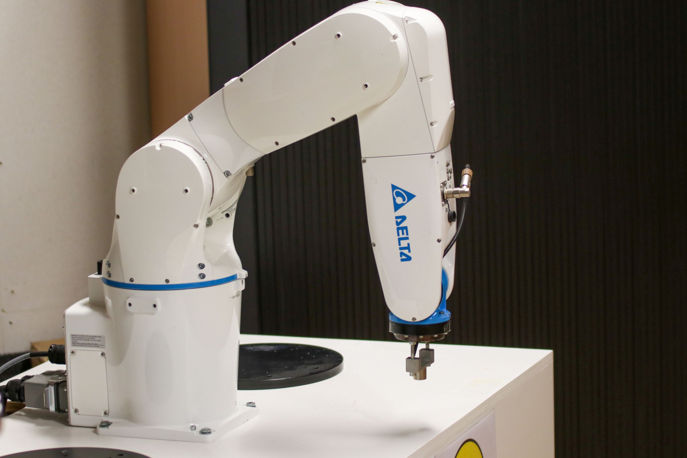 Cánh tay robot công nghiệp cho độ lặp lại cao, yếu tố then chốt để dữ liệu thí nghiệm đồng nhất