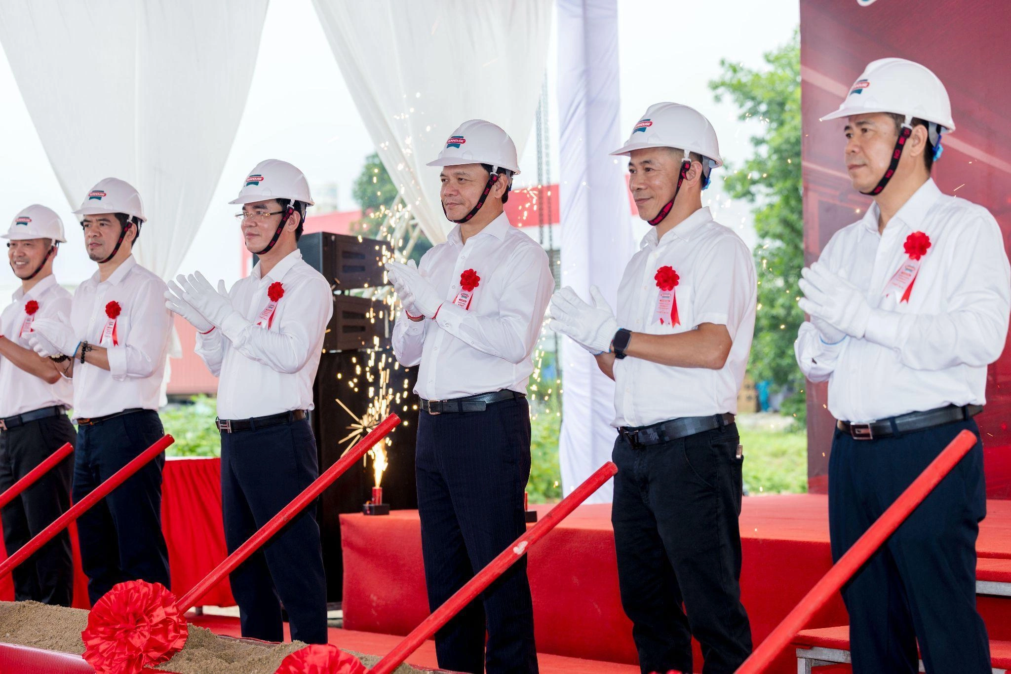 Ban lãnh đạo Sunhouse và đại biểu tại lễ khởi công nhà máy robot tự hành