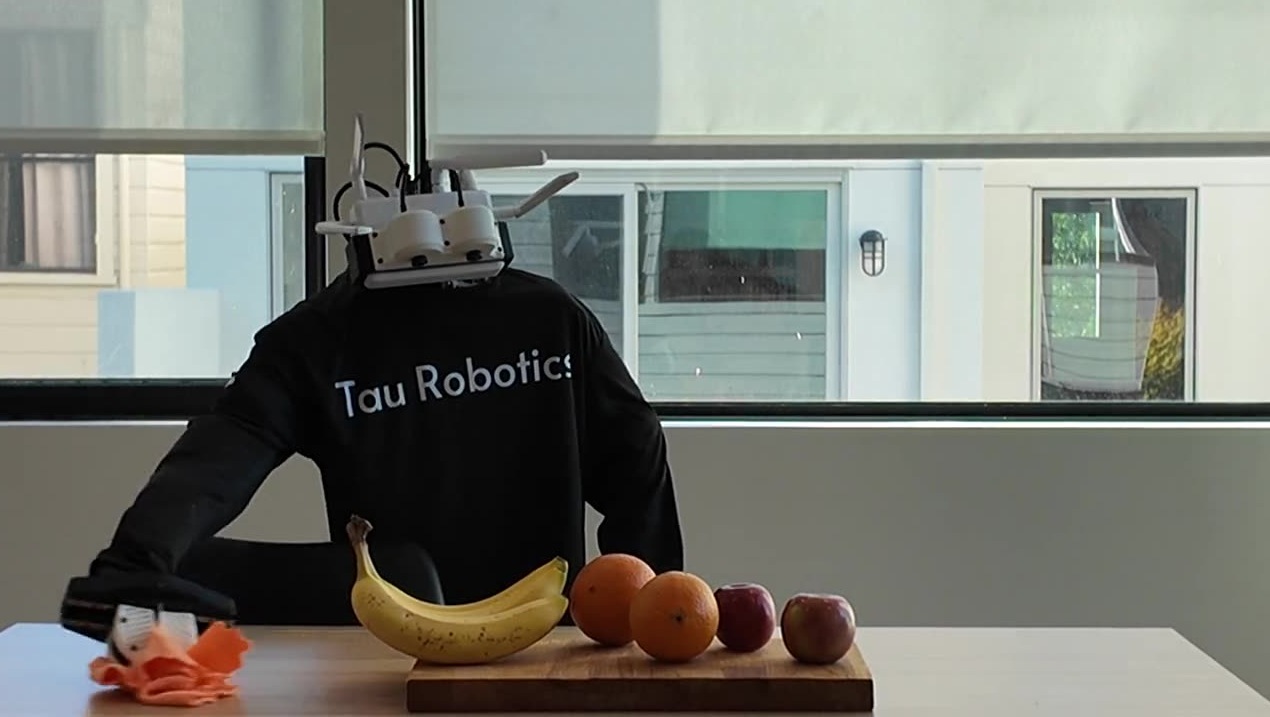 Robot hình người dọn dẹp đeo cụm cảm biến trên đầu khi làm việc trong nhà