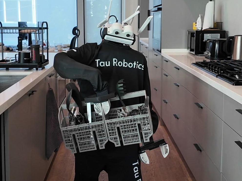 Robot hình người cầm giỏ đựng bát đĩa của máy rửa bát