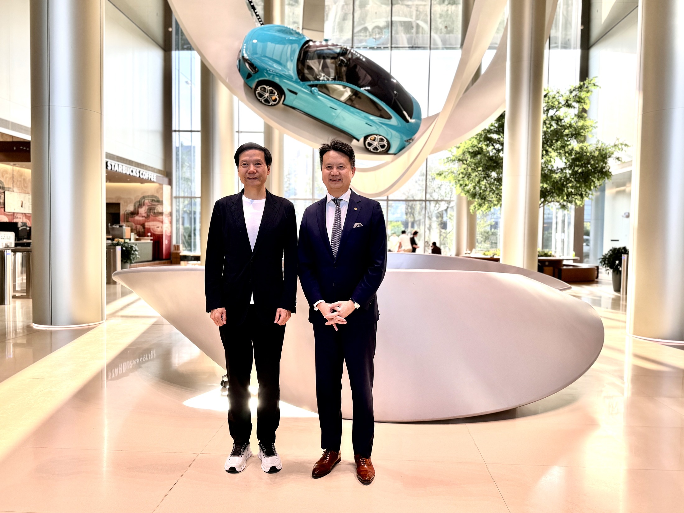 Ông Lei Jun, nhà sáng lập kiêm CEO Xiaomi, đứng cạnh mẫu xe điện trưng bày tại trụ sở công ty