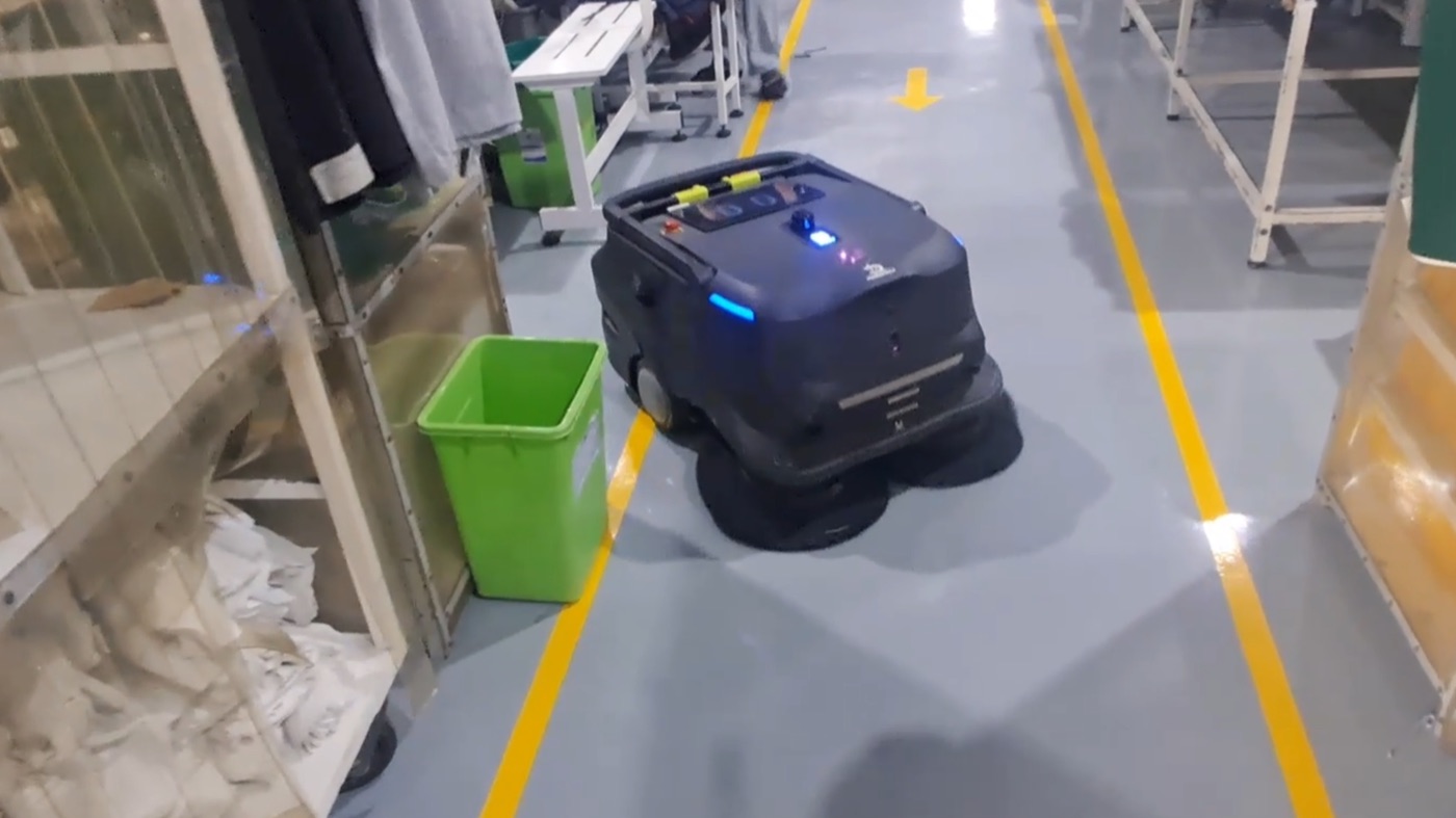 Robot MT1 làm việc giữa các dãy bàn máy trong nhà xưởng