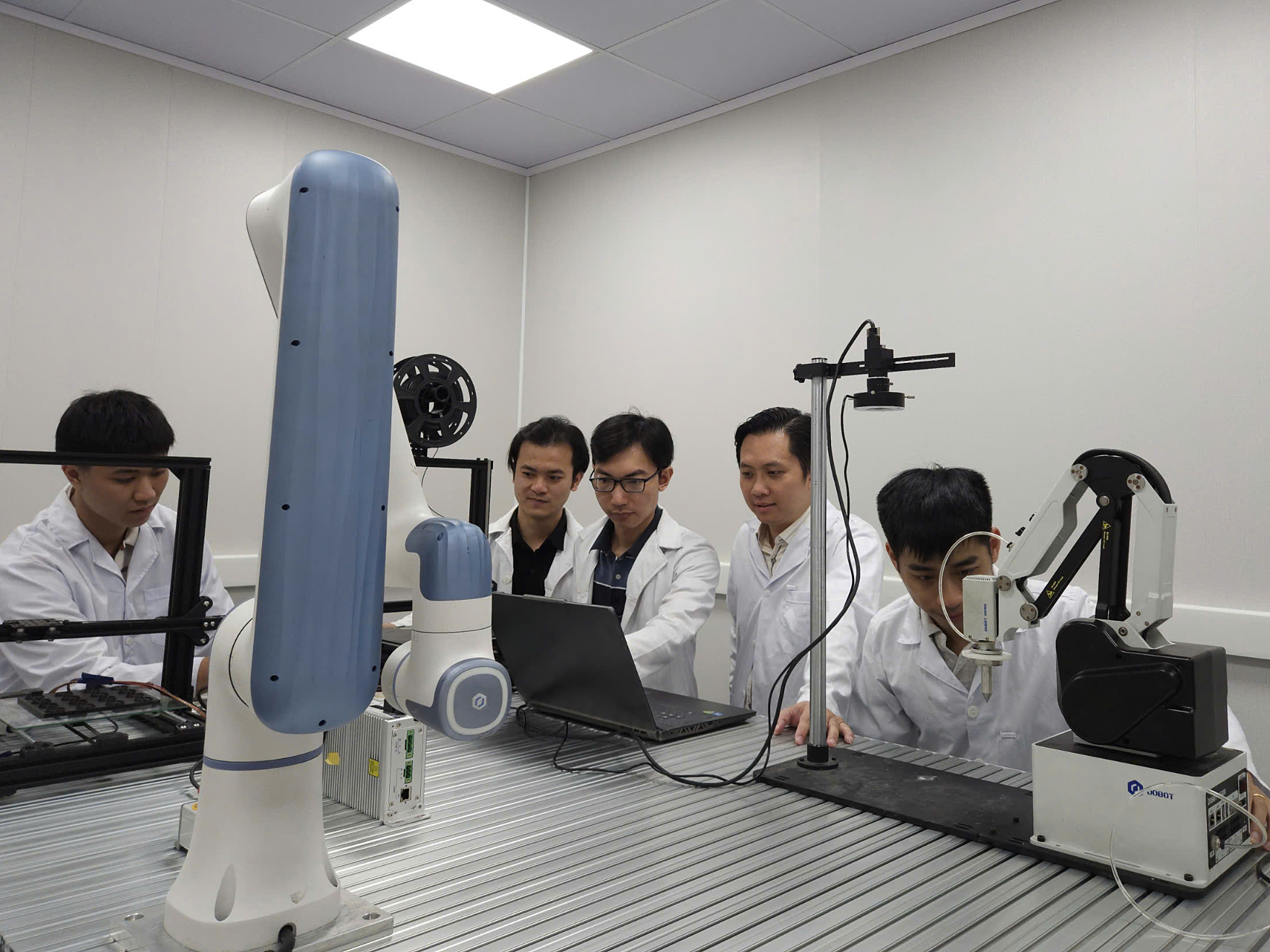 Các thành viên nhóm nghiên cứu trong quá trình thiết kế và xây dựng phòng thí nghiệm tự động ở giai đoạn đầu
