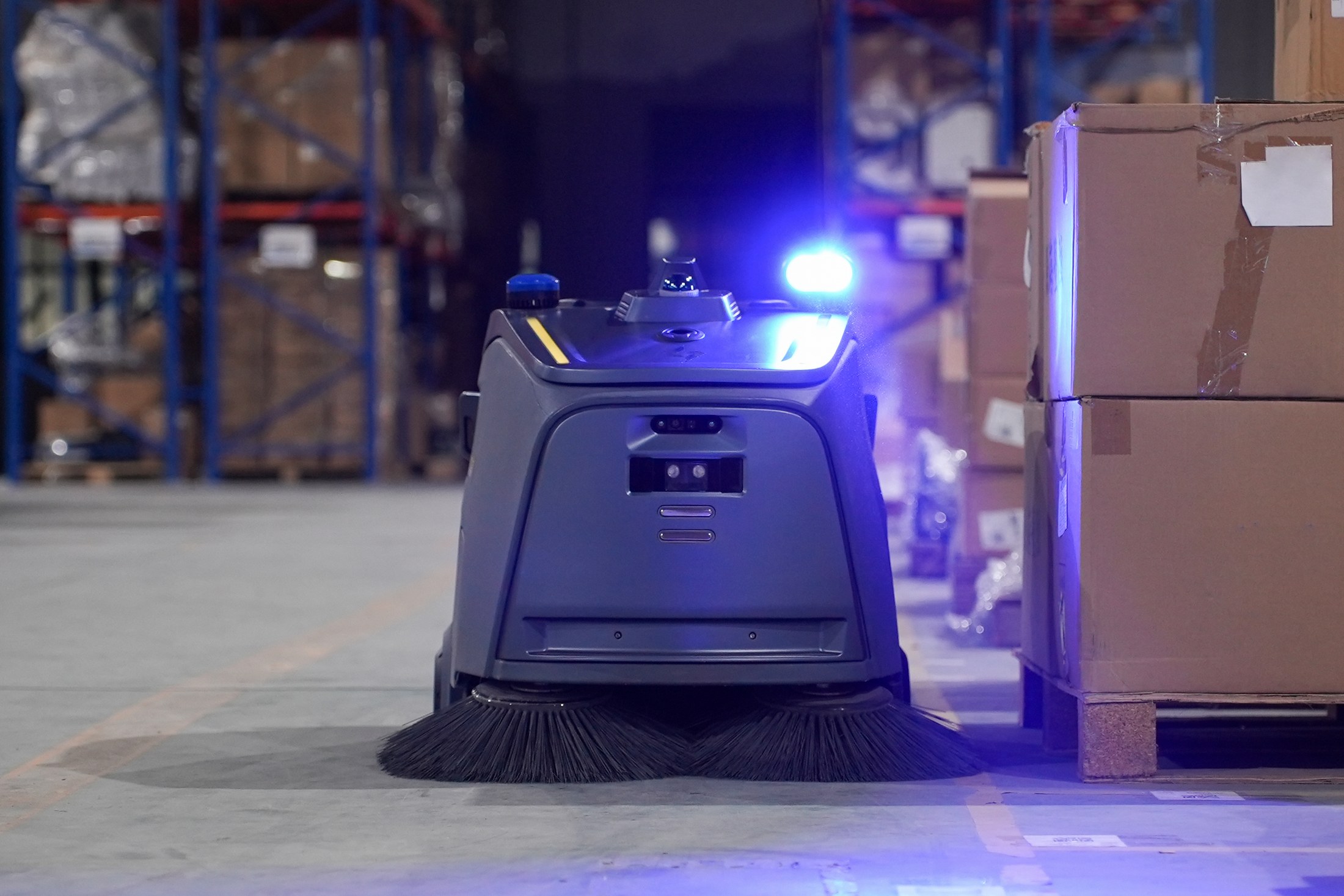 Cận cảnh cụm chổi biên và cảm biến phía trước của robot Beetle