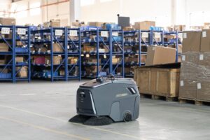 Robot Beetle quét sàn trong kho hàng có kệ chứa nhiều tầng