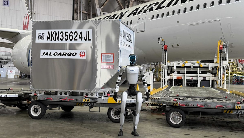 Robot hình người Trung Quốc phục vụ hành khách tại sân bay Nhật Bản
