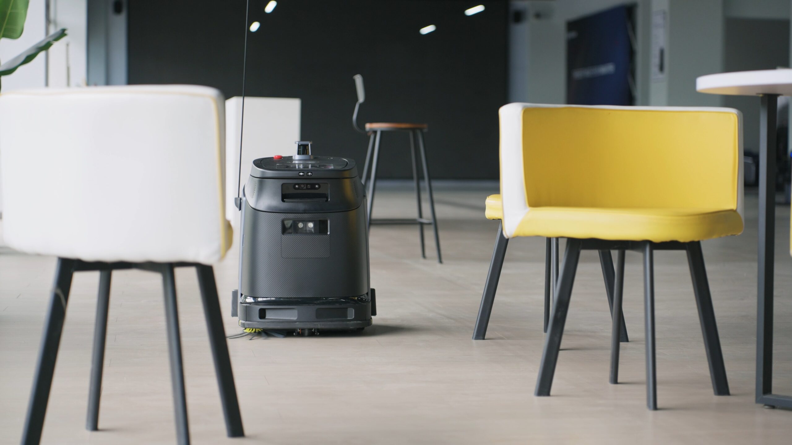 Robot Phantas làm sạch sàn quanh khu vực bàn ghế