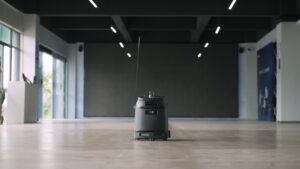 Robot Phantas làm vệ sinh tại sảnh tòa nhà văn phòng