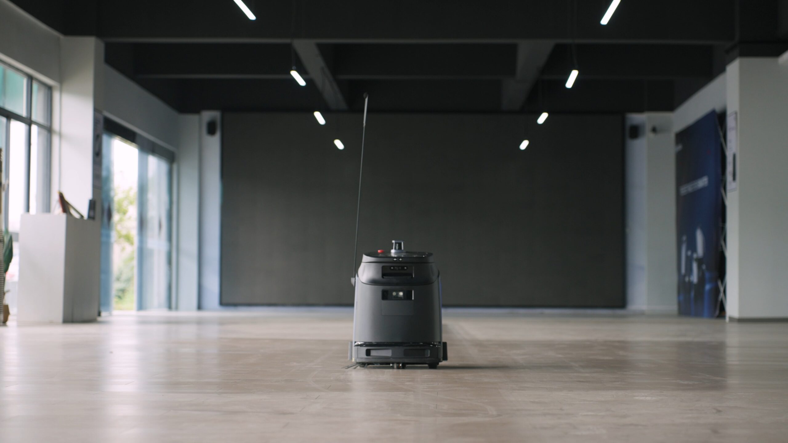 Robot Phantas làm vệ sinh tại sảnh tòa nhà văn phòng