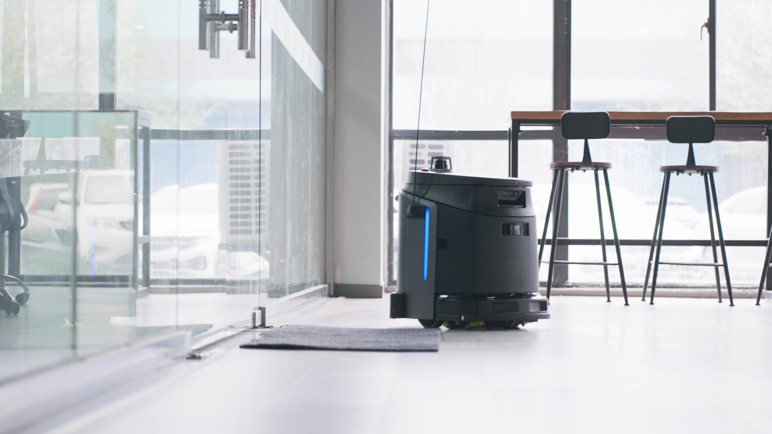 Robot Phantas vệ sinh khu vực lối vào nhiều cửa kính