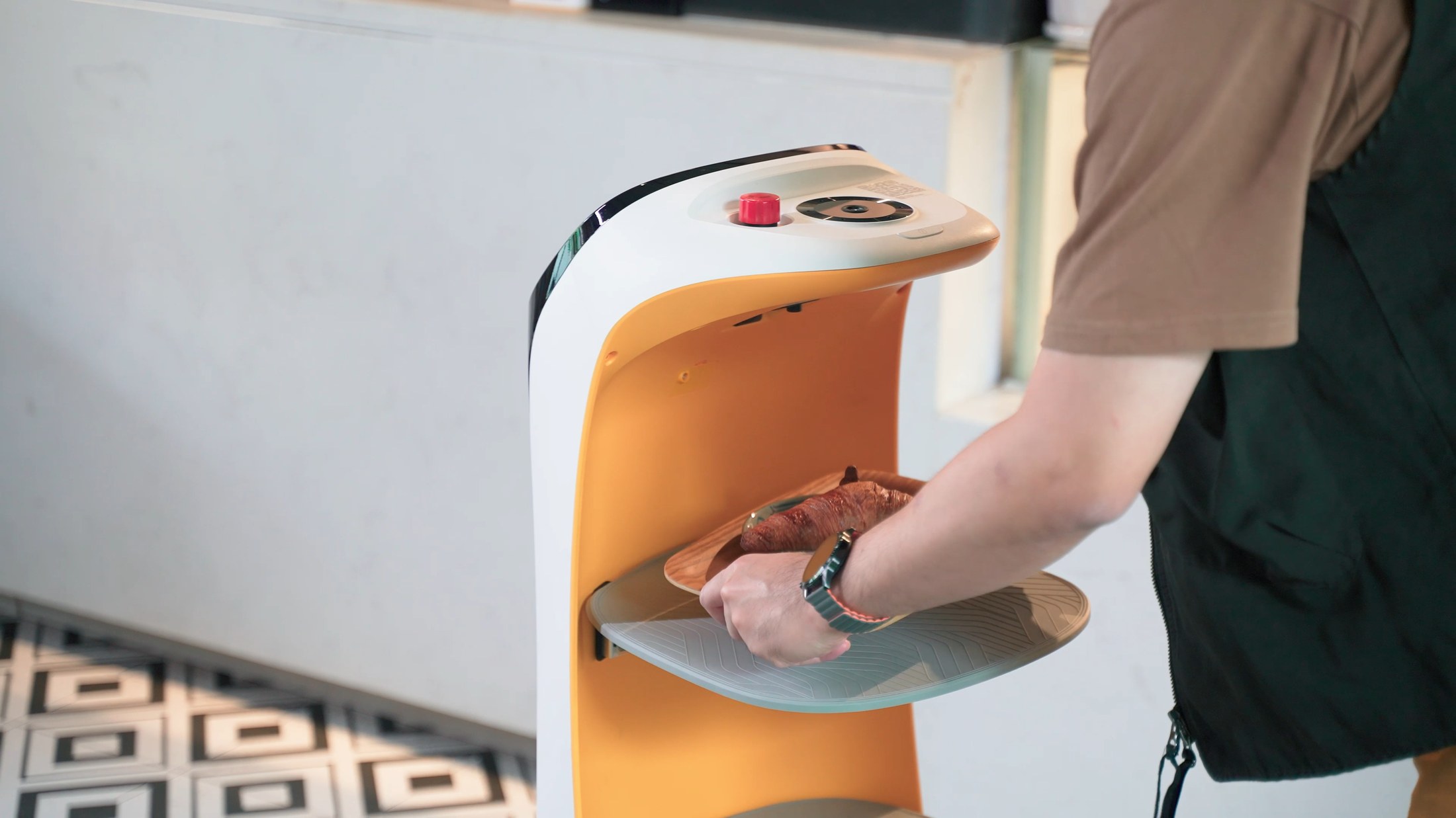 Khách hàng nhận quà tặng và tờ rơi trực tiếp từ khay của robot phát tờ rơi