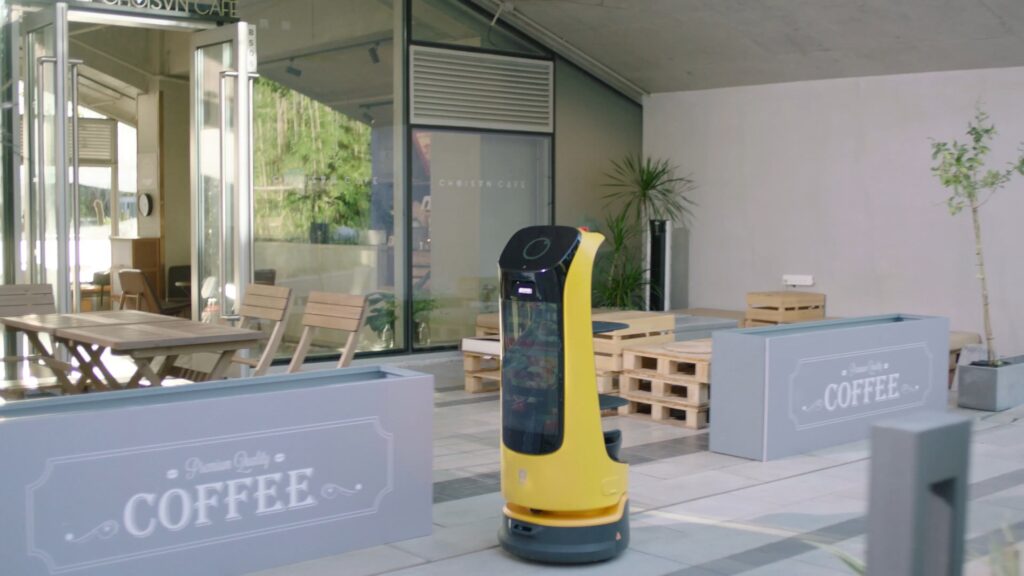 Robot phát tờ rơi hoạt động tại khu vực mặt tiền điểm bán