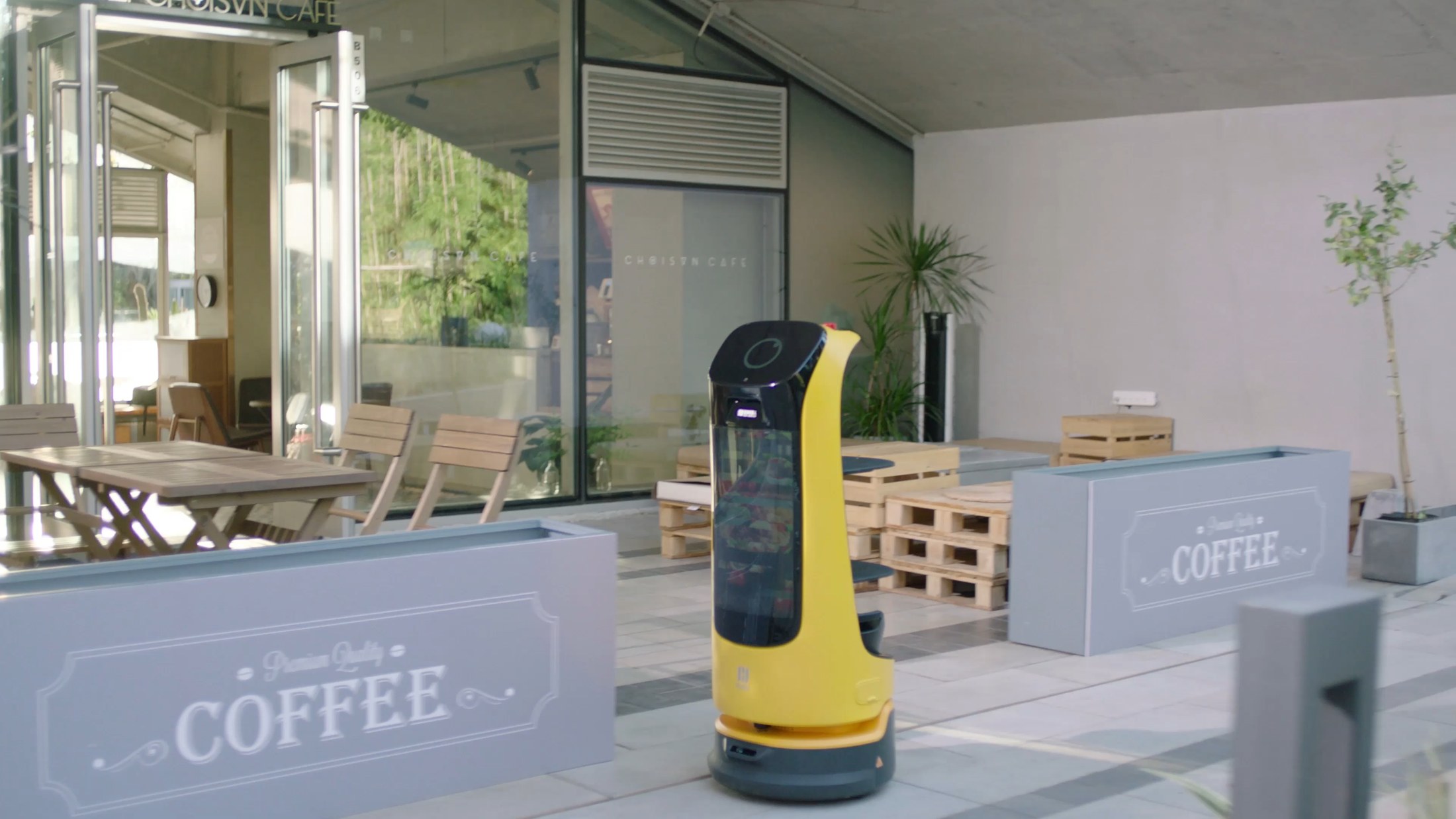 Robot phát tờ rơi hoạt động tại khu vực mặt tiền điểm bán