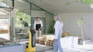 Robot phát tờ rơi thu hút sự chú ý của khách hàng tại điểm bán