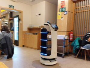 Robot phục vụ tự động hóa ứng dụng AI trong thực tế