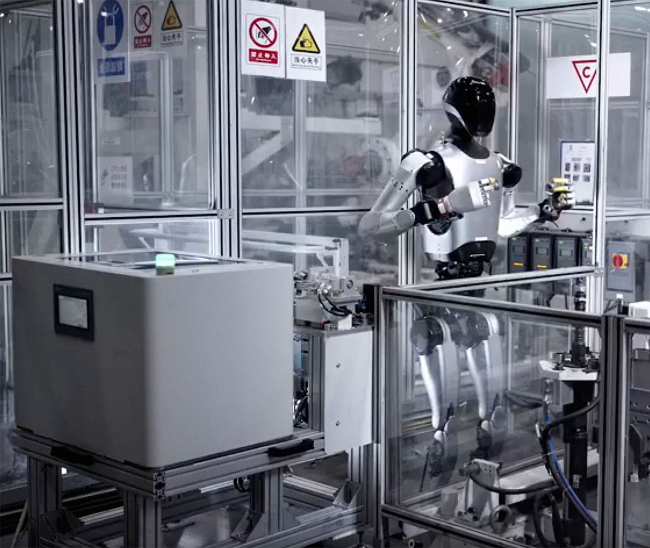 Robot hình người lắp ráp ô tô điện tại trạm sản xuất trong xưởng đúc của Xiaomi