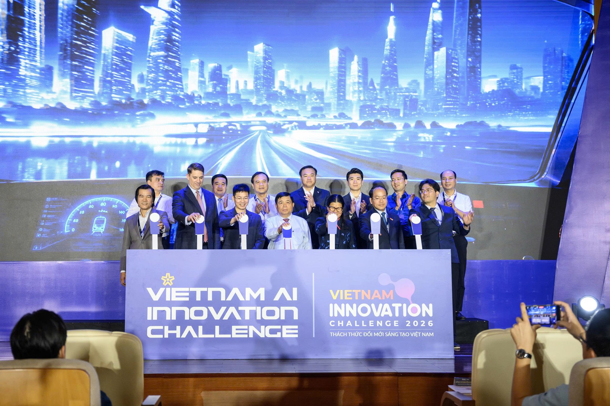 Lãnh đạo SHB cùng các đơn vị tại lễ khai mạc VAIC 2026 về đầu tư công nghệ AI