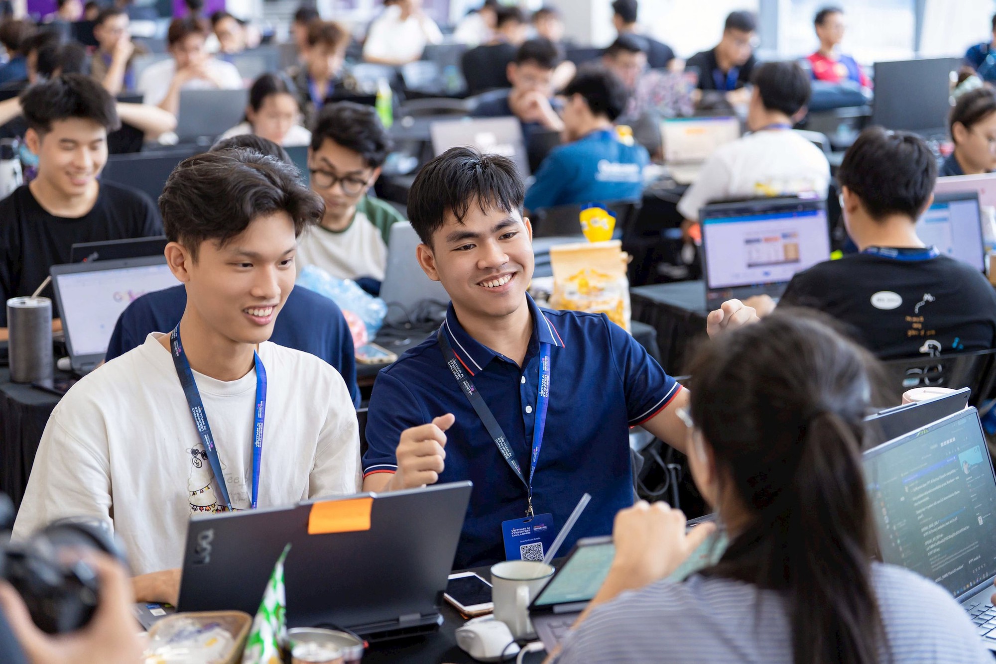 Đội thi trao đổi giải pháp AI trong cuộc thi hackathon VAIC 2026