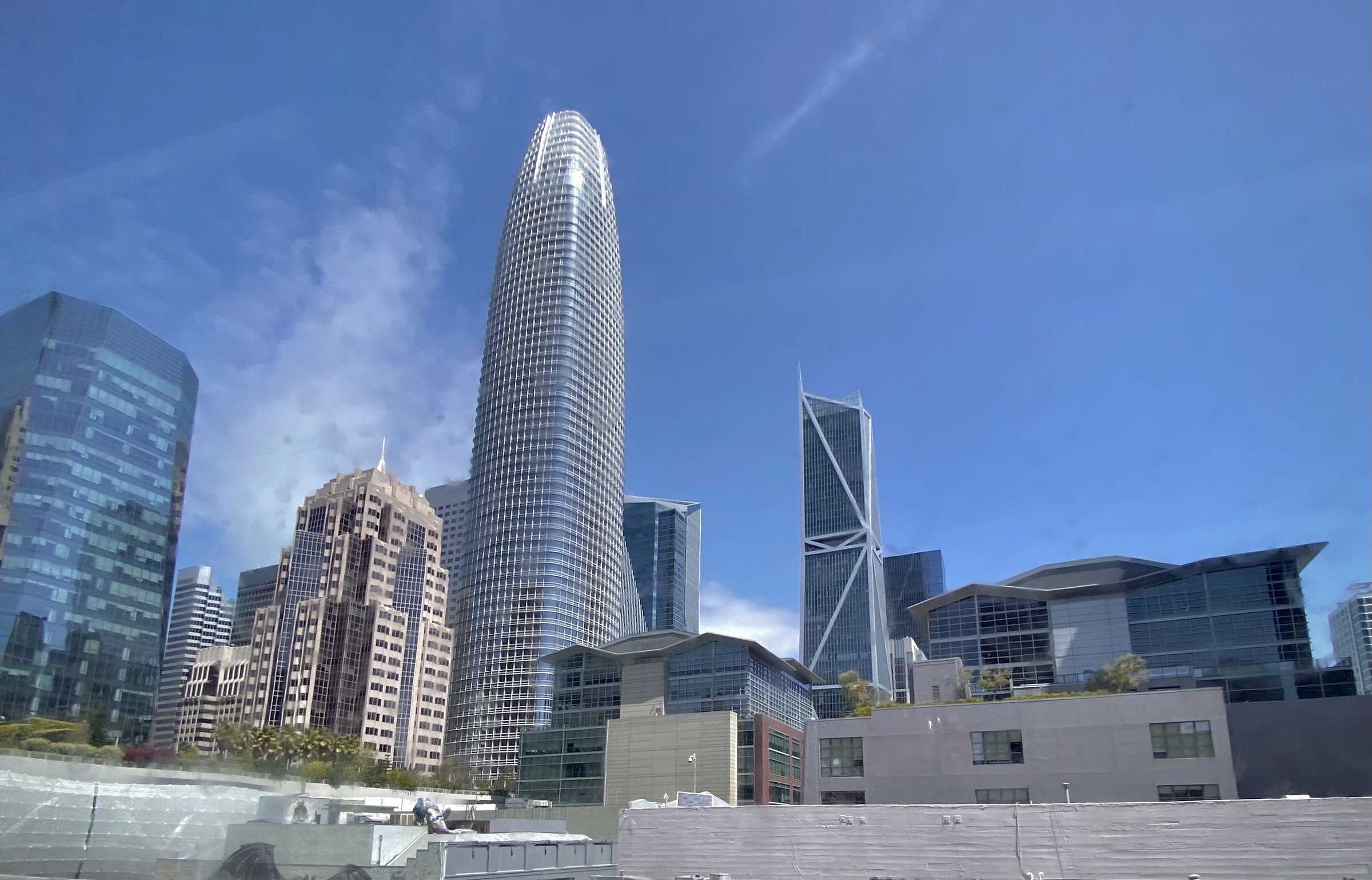 Tháp Salesforce giữa trung tâm San Francisco, biểu tượng của ngành phần mềm truyền thống