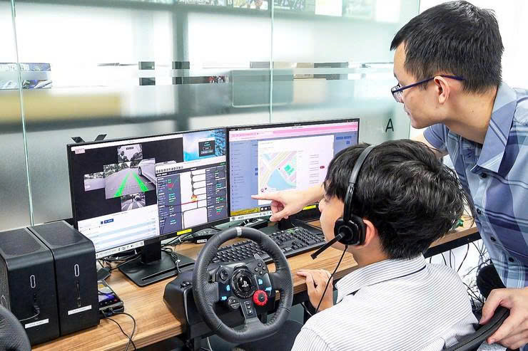 Kỹ thuật viên giám sát từ xa phương tiện tự hành qua hệ thống điều khiển