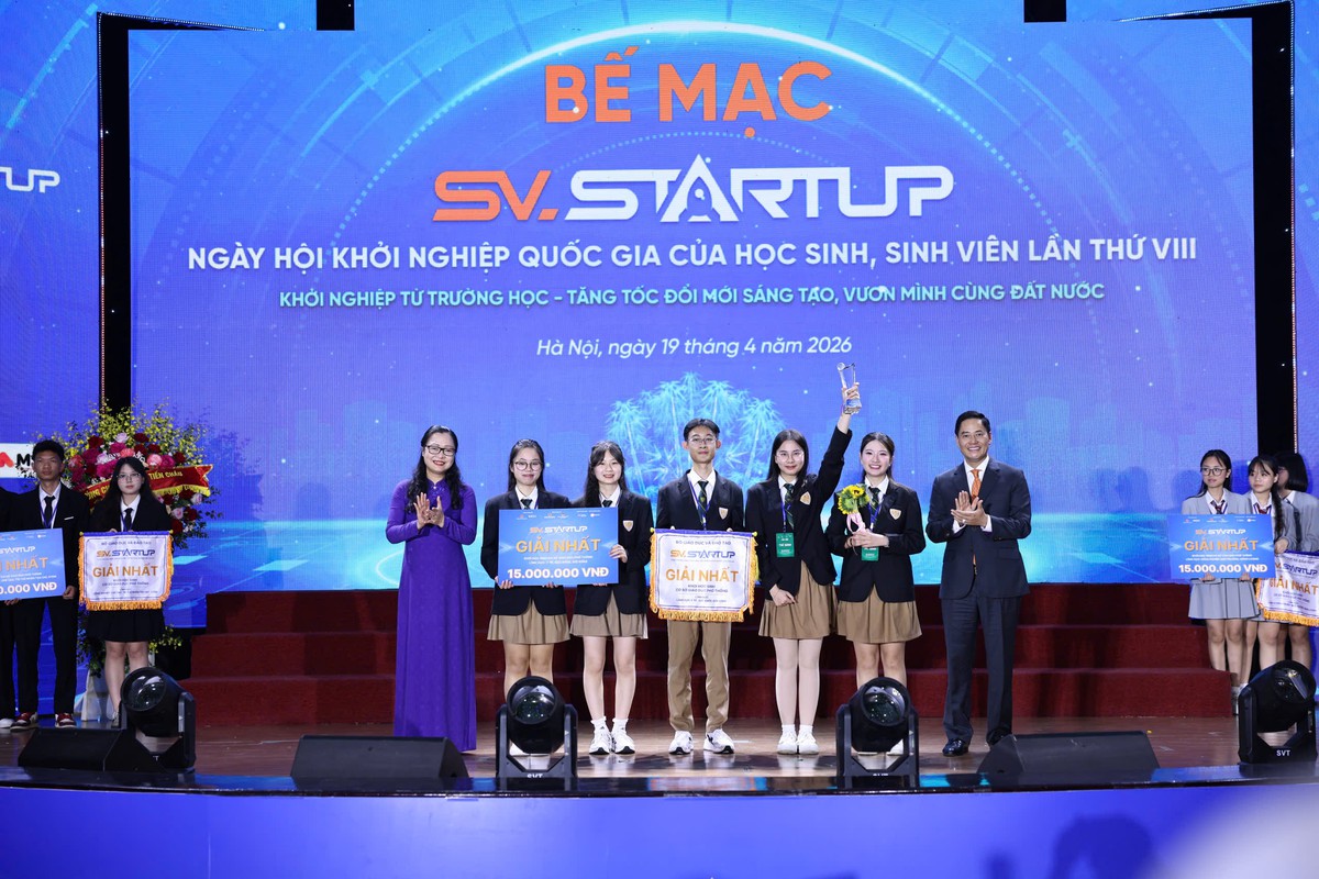 Sinh viên nhận giải tại ngày hội khởi nghiệp quốc gia dành cho học sinh sinh viên năm 2026