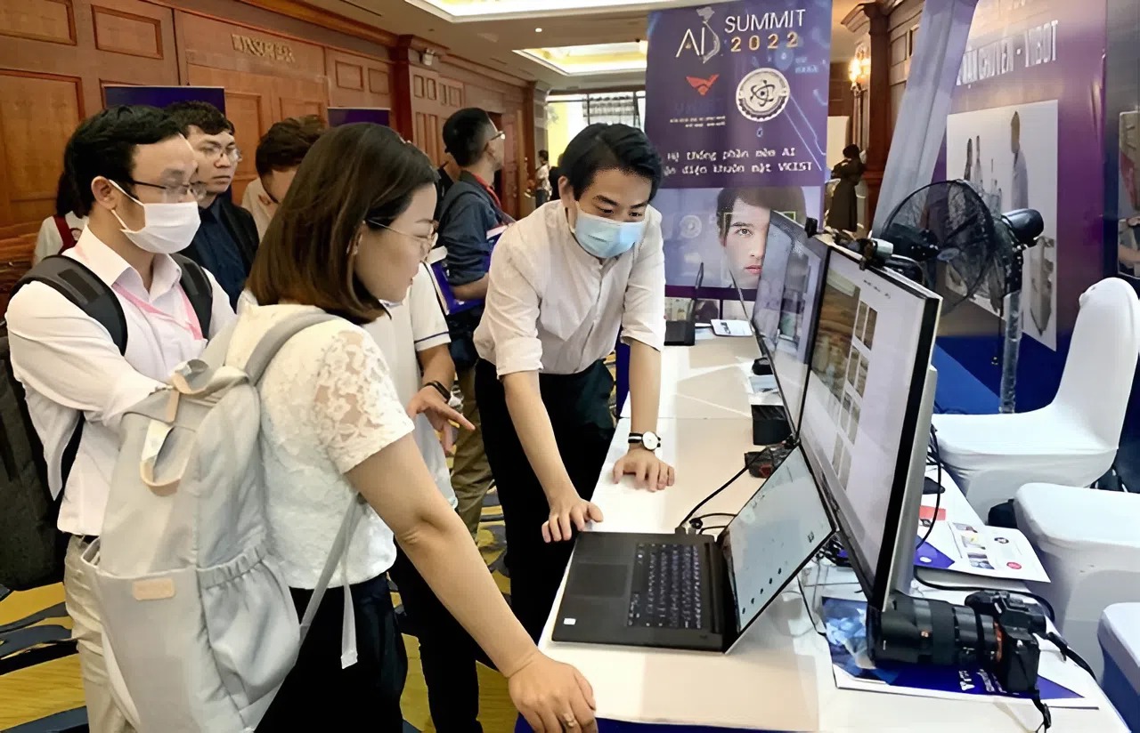 Người lao động trải nghiệm ứng dụng AI tại sự kiện công nghệ trong nước