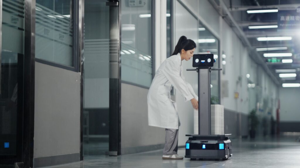 Nhân viên đặt hàng lên robot vận chuyển trong nhà máy
