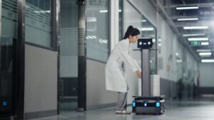 Nhân viên đặt hàng lên robot vận chuyển trong nhà máy