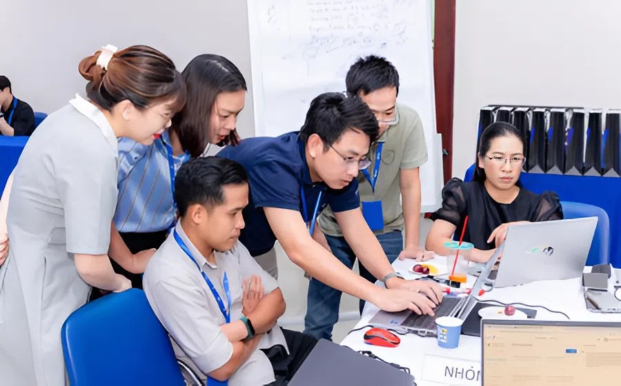 Nhân viên văn phòng học kỹ năng AI phục vụ công việc
