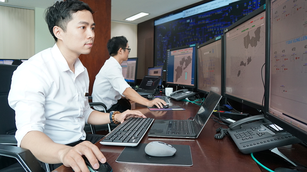 Phòng giám sát vận hành theo dõi dữ liệu tập trung trên hệ thống màn hình