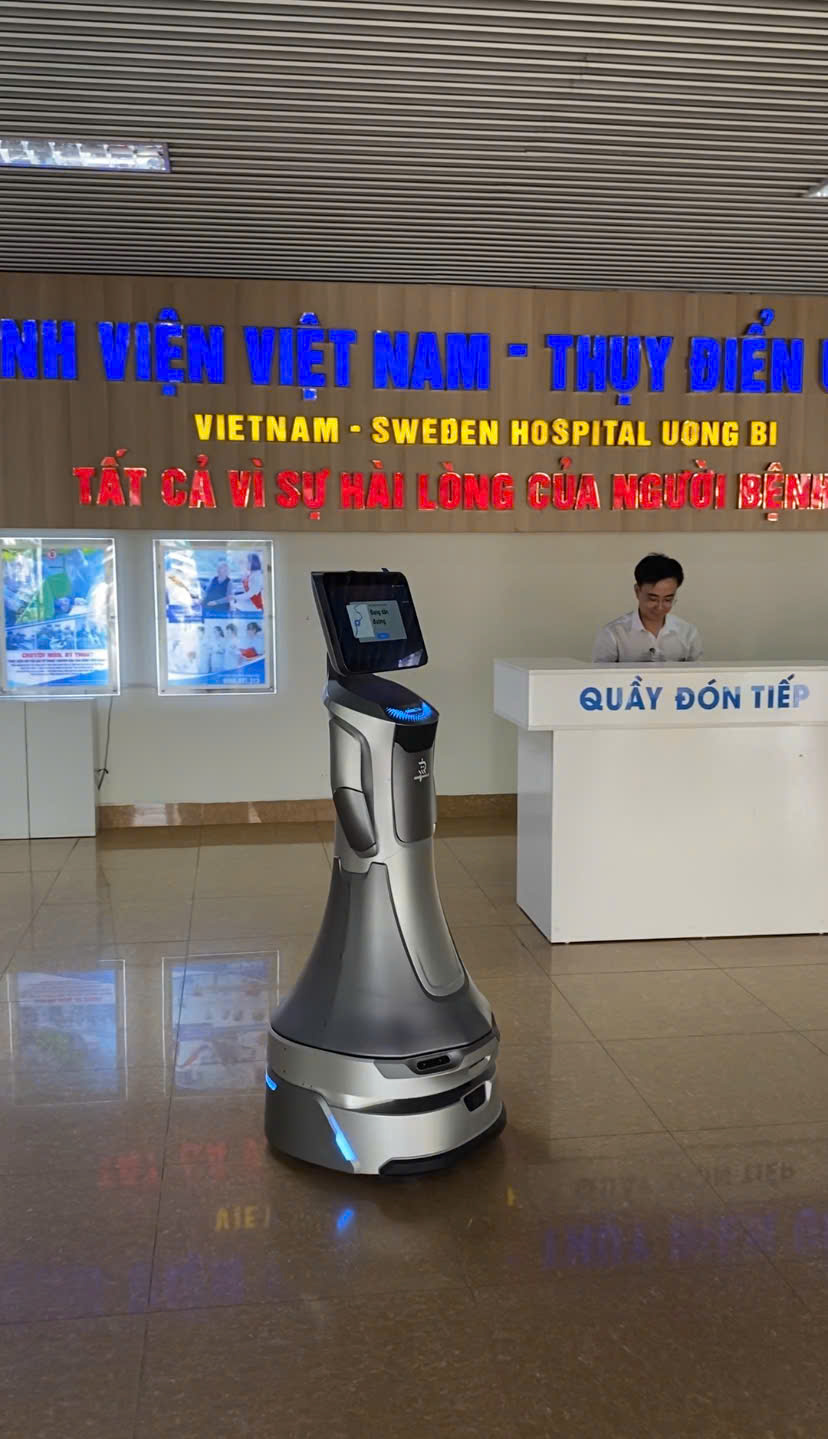 Robot GreetingBot Nova bên quầy đón tiếp Bệnh viện Việt Nam – Thụy Điển Uông Bí