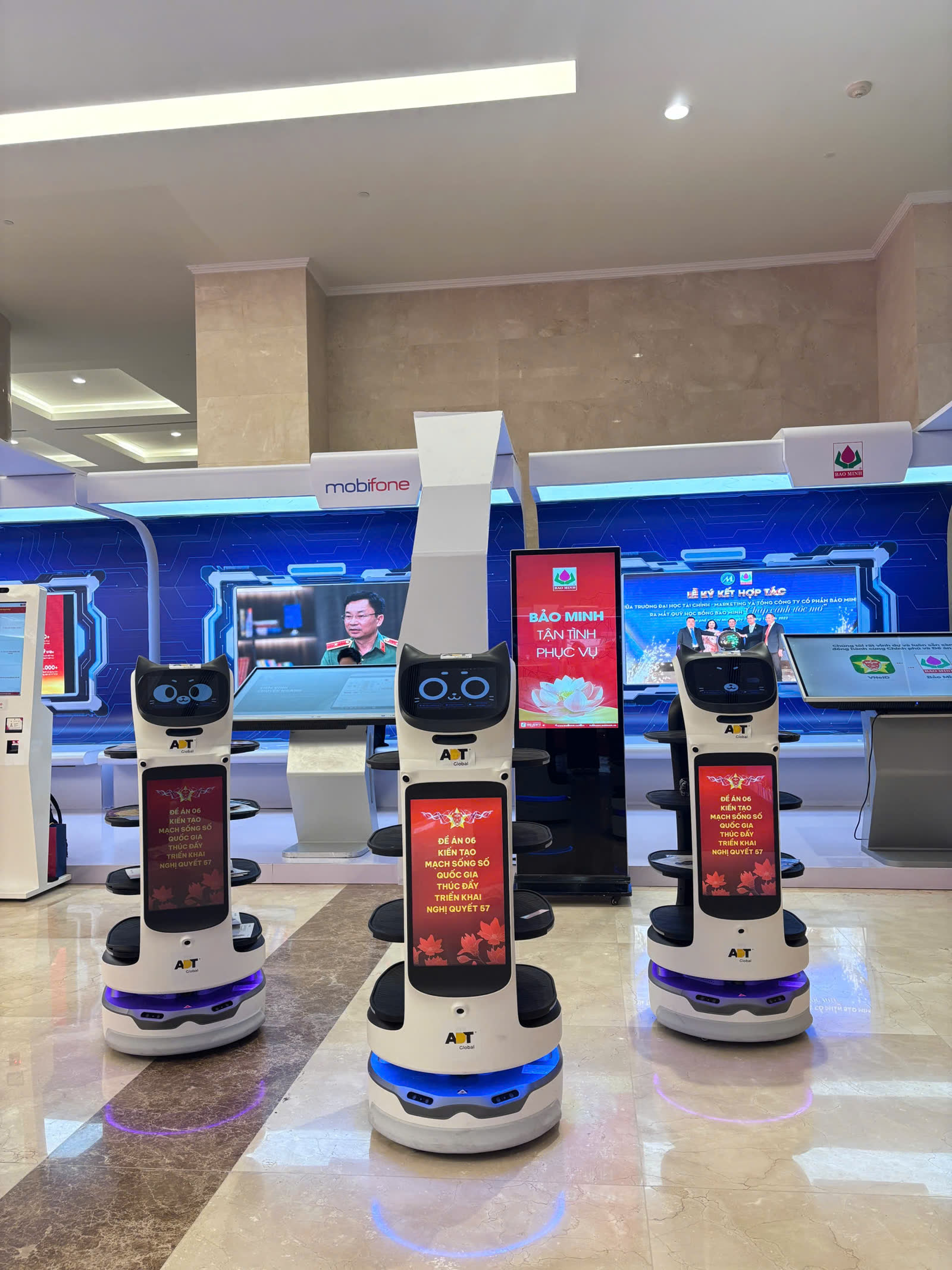 Đội hình robot Roboworld tại triển lãm Đề án 06 của Văn phòng Chính phủ
