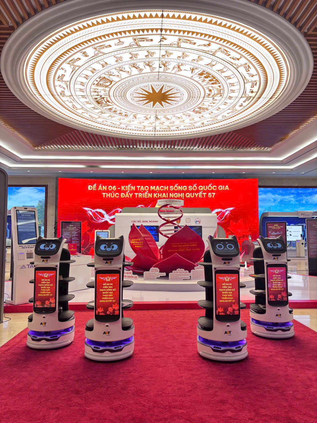 Dàn robot Roboworld trên thảm đỏ tại triển lãm cấp quốc gia