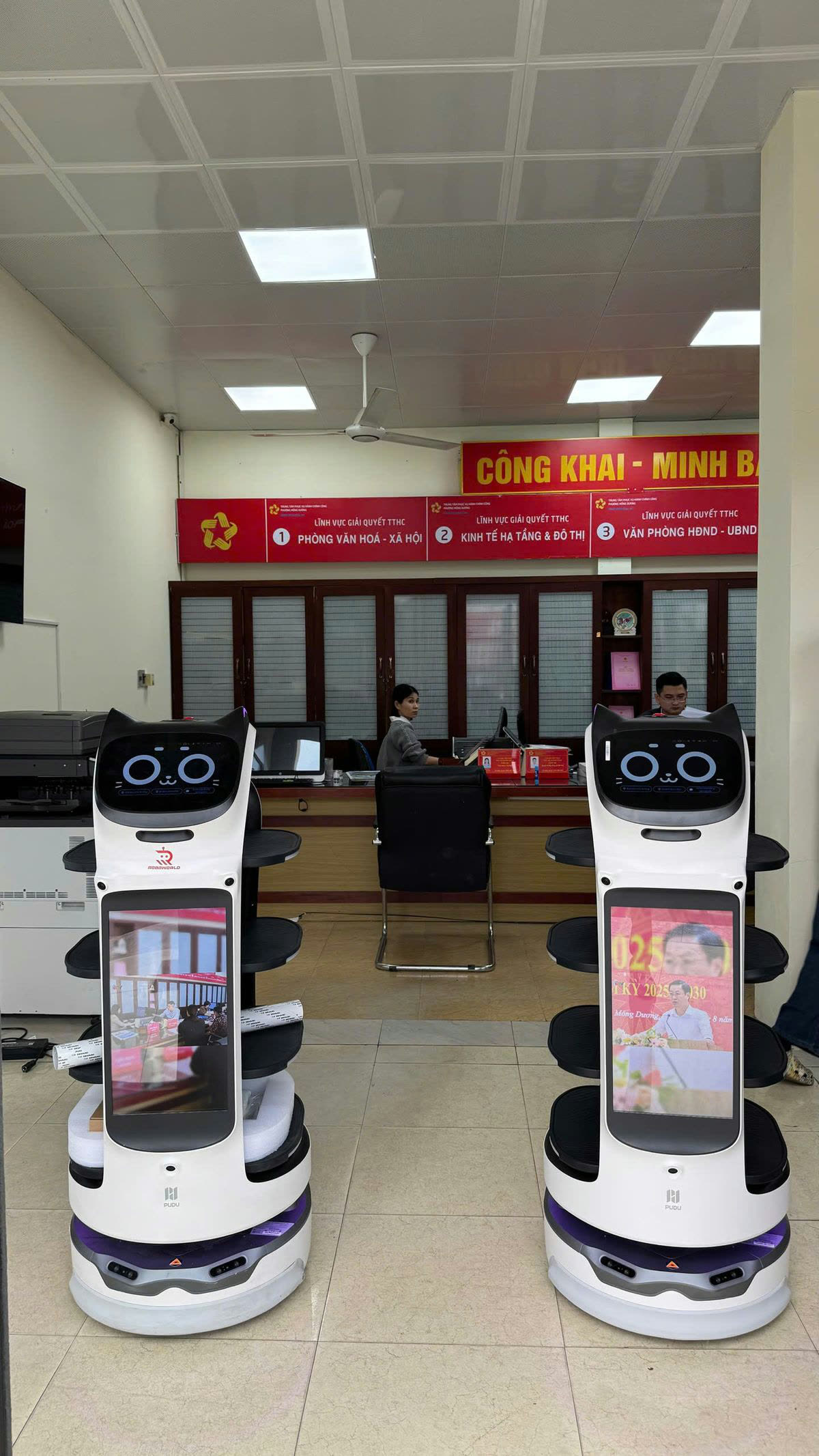 Robot Roboworld đón tiếp công dân tại Trung tâm Phục vụ Hành chính công phường Mông Dương