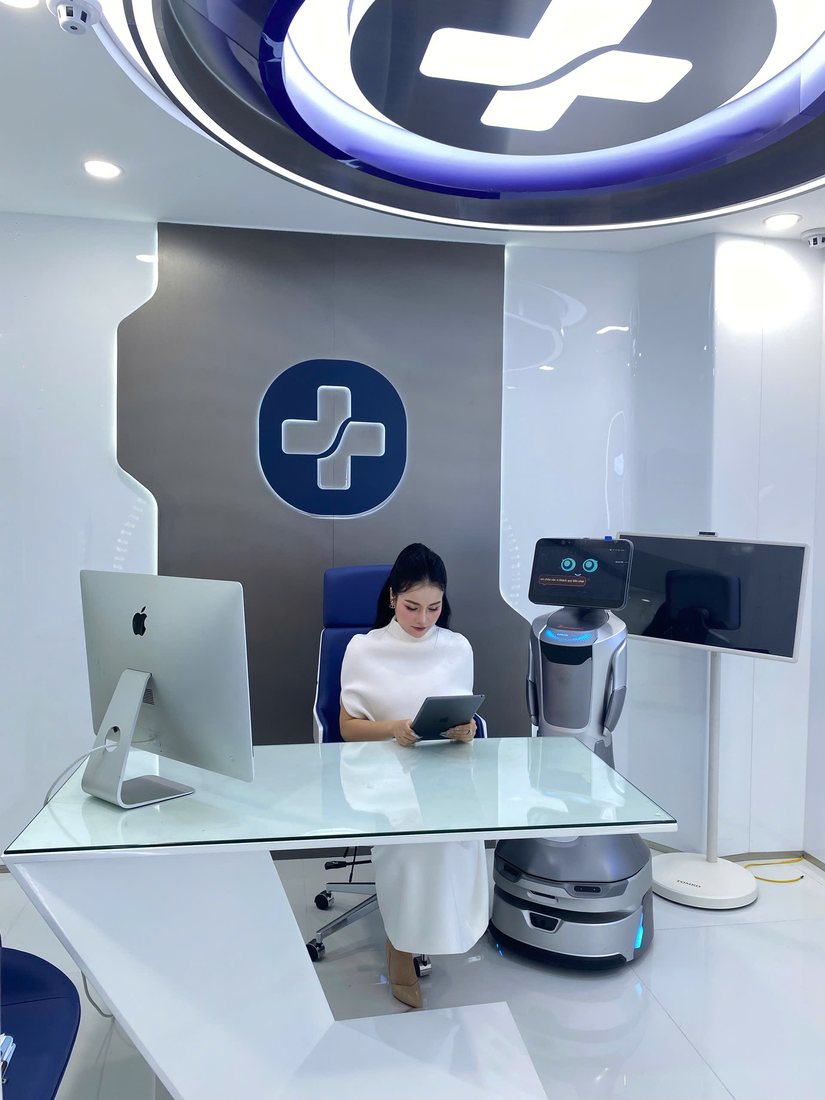 Robot GreetingBot Nova làm trợ lý lễ tân cạnh quầy tiếp đón phòng khám