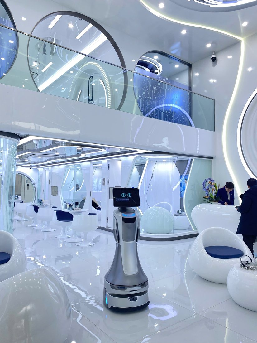 Robot GreetingBot Nova đón khách giữa sảnh chờ phòng khám thẩm mỹ