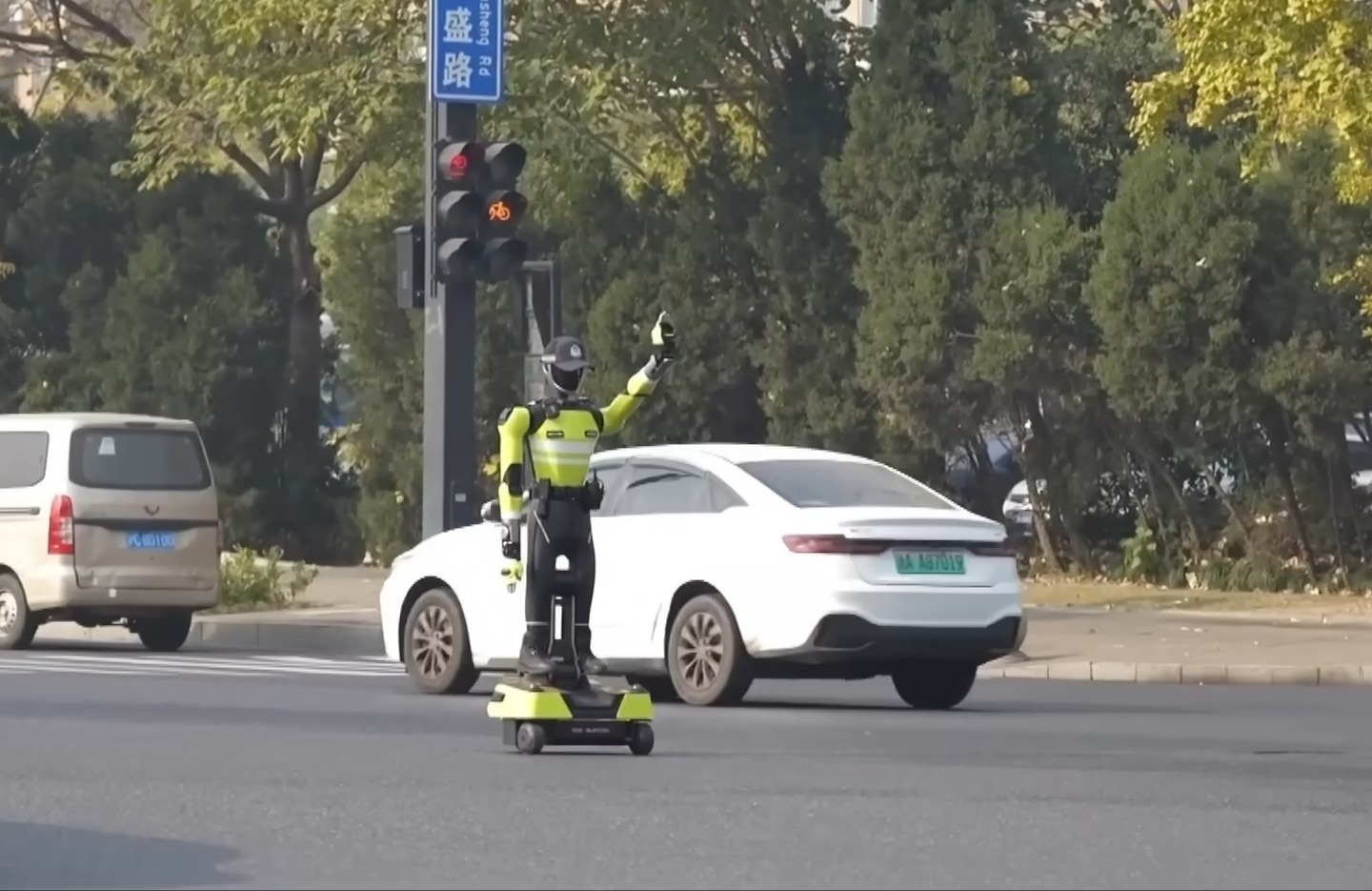 Robot cảnh sát giao thông giơ tay điều tiết phương tiện tại nút giao